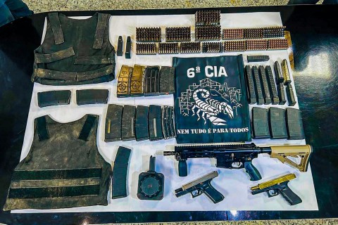PM apreende fuzil, pistolas, carregadores e mais de 600 munições em Vitória