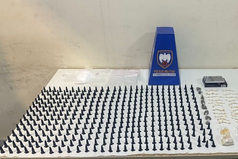 Homem aluga kitnet para vender drogas e é preso duas vezes no mesmo dia em Guarapari